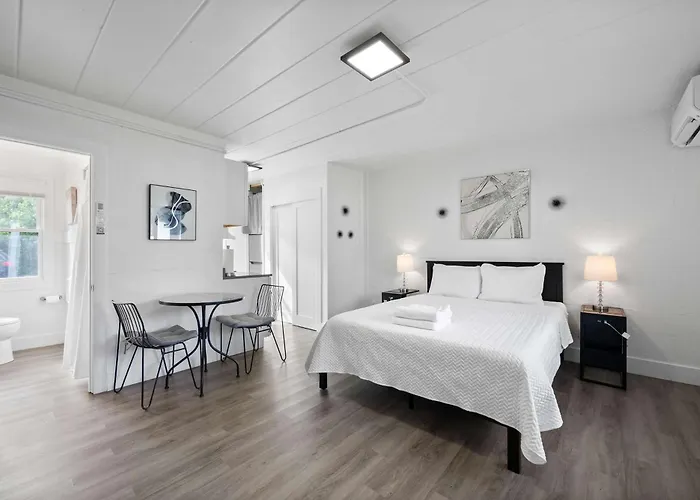 East Market Studio, Queen Bed And Workspace *